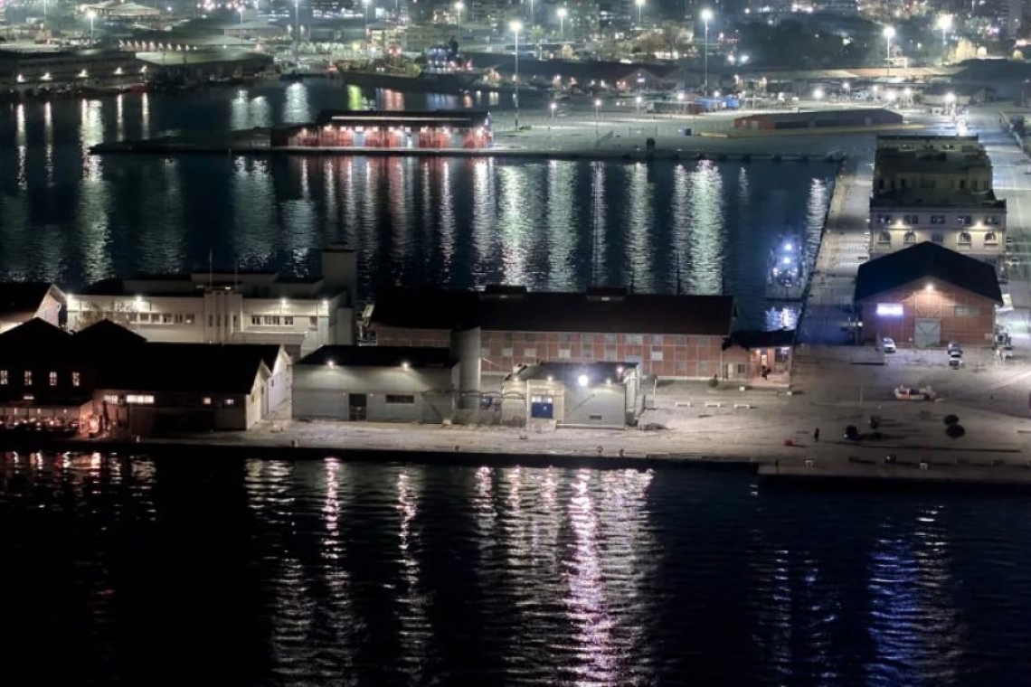 https://www.parapolitika.gr/images/640x360/jpg/files/2025-10-25/sok-sti-thessaloniki-duo-anilikes-amea-kratithikan-kai-parenohlithikan-oli-ti-nuhta-apo-treis-allodapous-sto-limani.jpg
